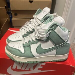 Nike Dunk High in Mint and White